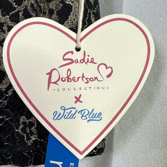 Wild Blue x Sadie Robertson Black Gold Floral Cropped Lace Short Sleeve Top - Picture 4 of 5